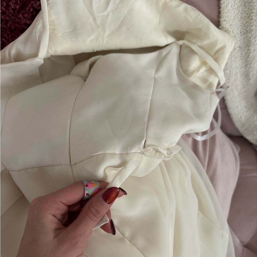 Vera Wang Cream Spaghetti Strap Wedding Dress - Picture 6 of 9